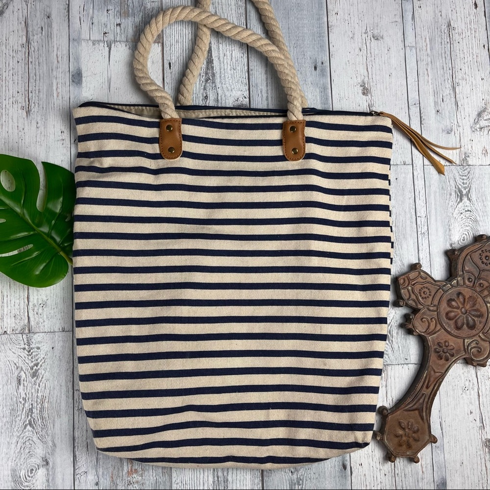 SUMMER & ROSE TOTE IN WHITE AND NAVY STRIPES W/ ROPE HANDLE & SATIN LINING
